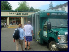 Niagara on the Lake - Our tour bus from Toronto